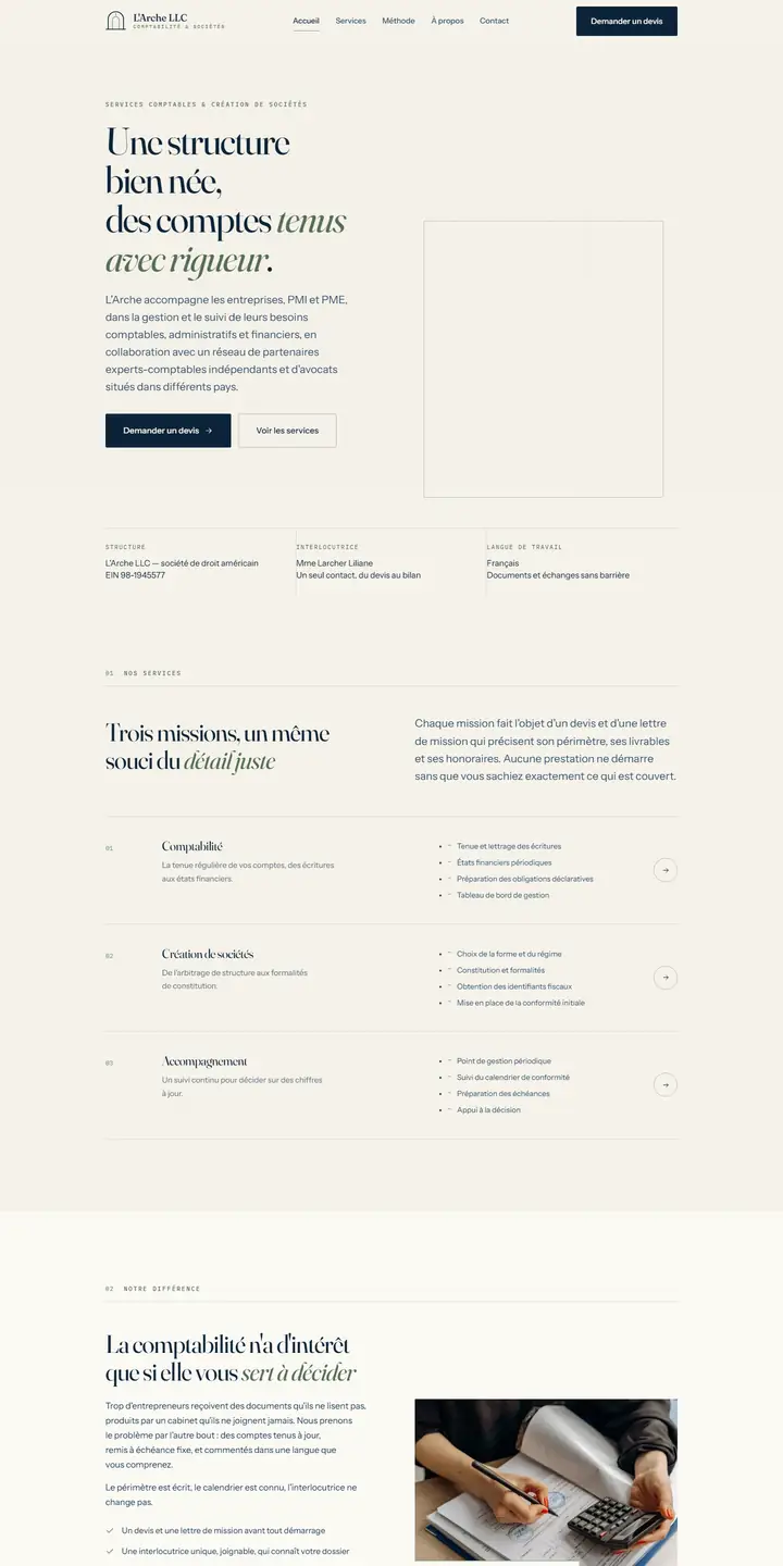 Site L'Arche LLC affiché sur un écran d'ordinateur et un smartphone : page d'accueil, services comptables et création de sociétés