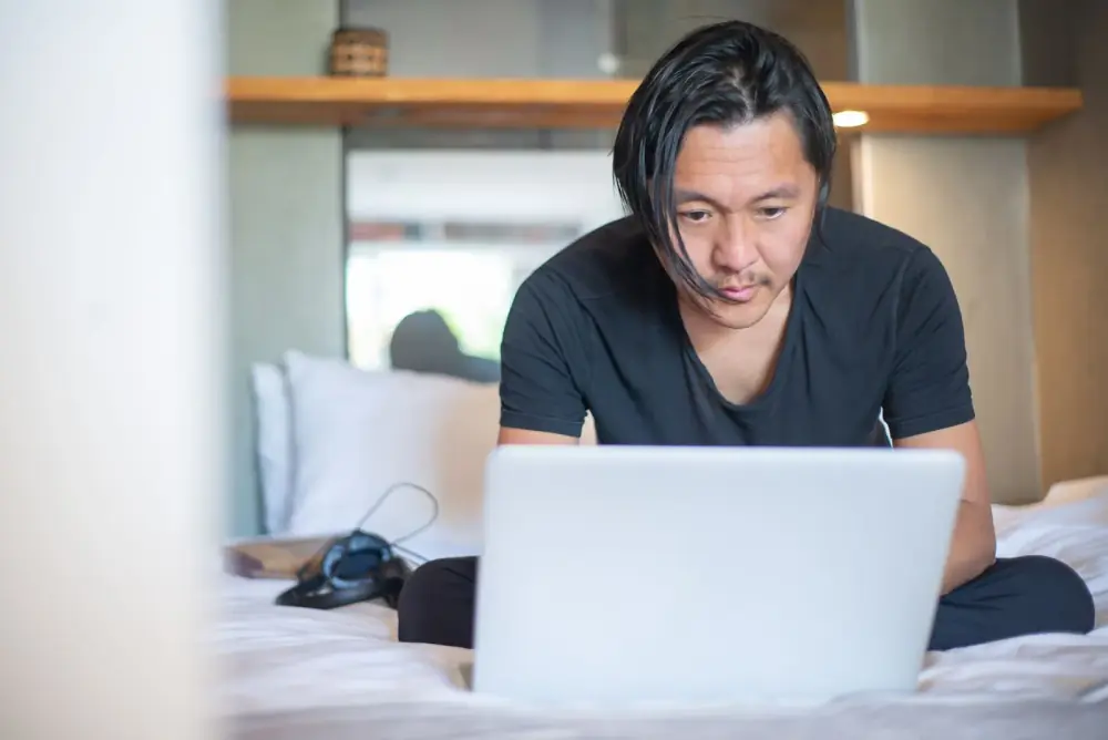 Travailleur indépendant concentré sur son ordinateur portable à domicile