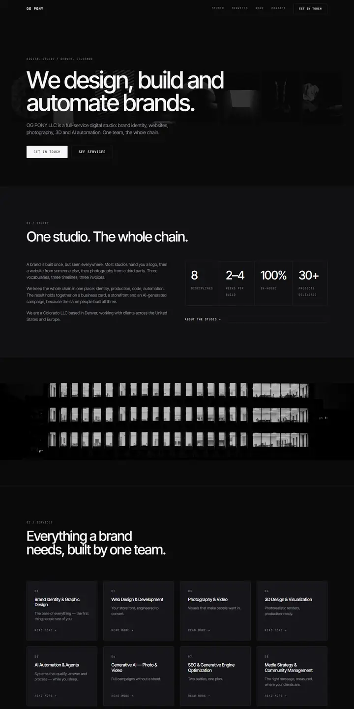 Site OG PONY LLC affiché sur un écran d'ordinateur et un smartphone : page d'accueil, studio digital (branding, web, 3d)