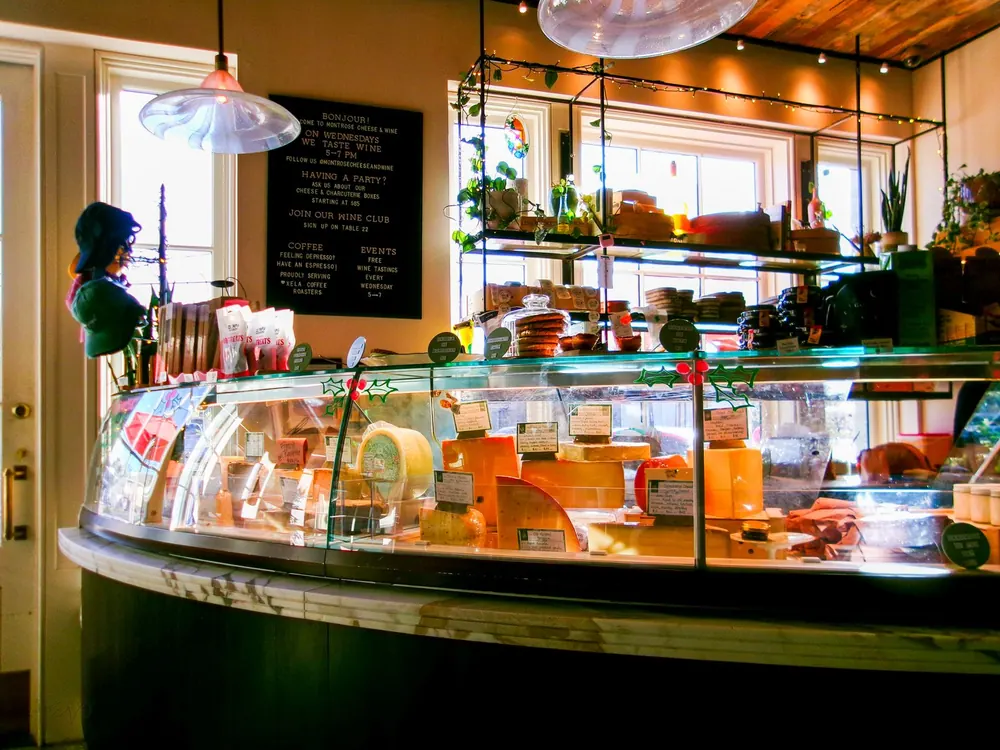 Comptoir d'une fromagerie épicerie fine aux vitrines bien garnies