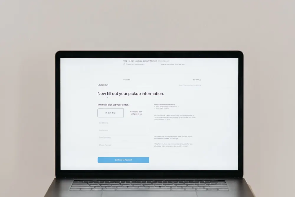 Ordinateur portable affichant un formulaire de commande sur un site web