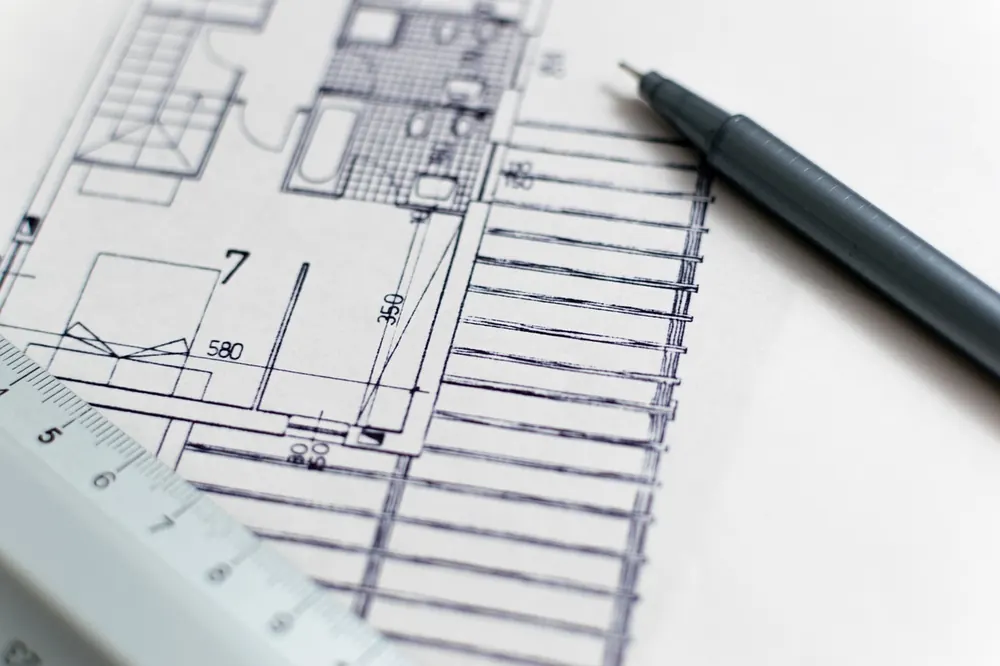 Plan d'architecte dessiné au crayon avec une règle graduée