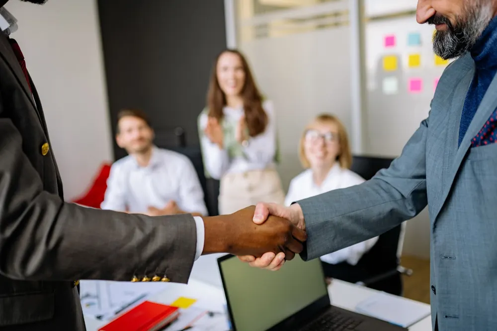 Poignée de main entre deux professionnels lors d'une réunion au bureau