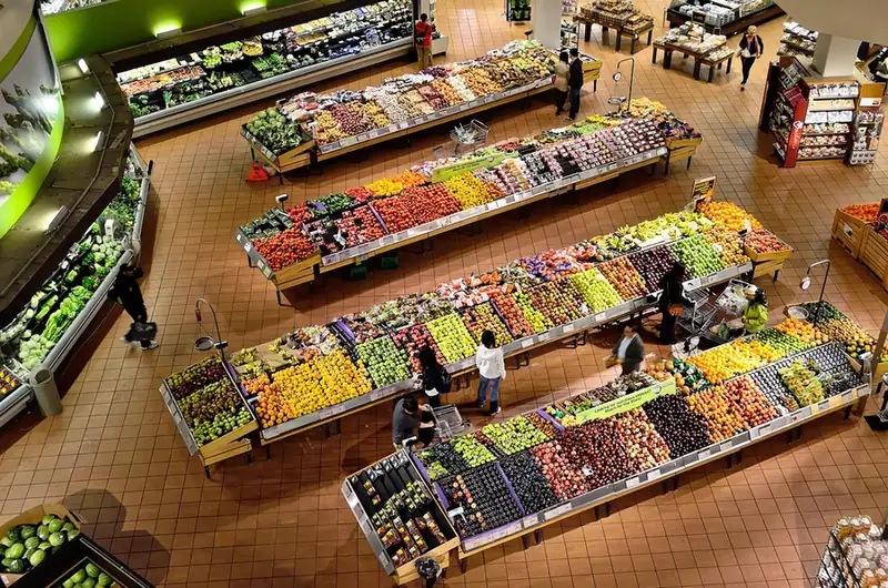 Vue en hauteur des étals de fruits et légumes frais d'un magasin primeur
