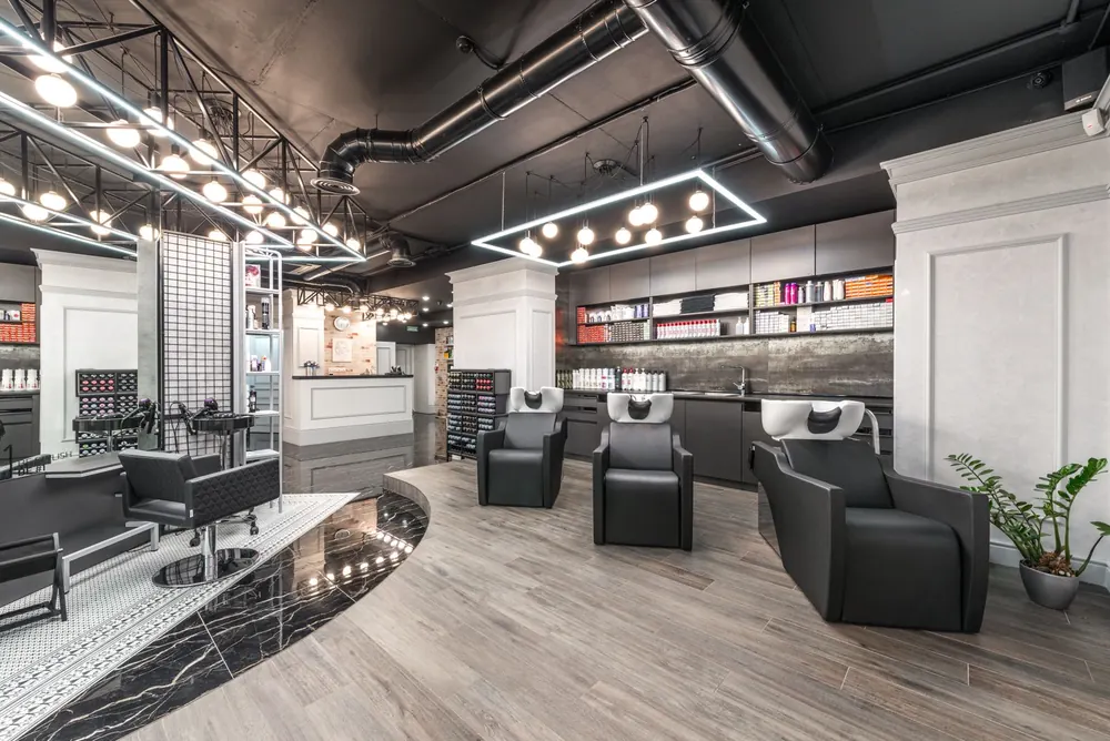 Bacs à shampoing et fauteuils d'un salon de coiffure moderne